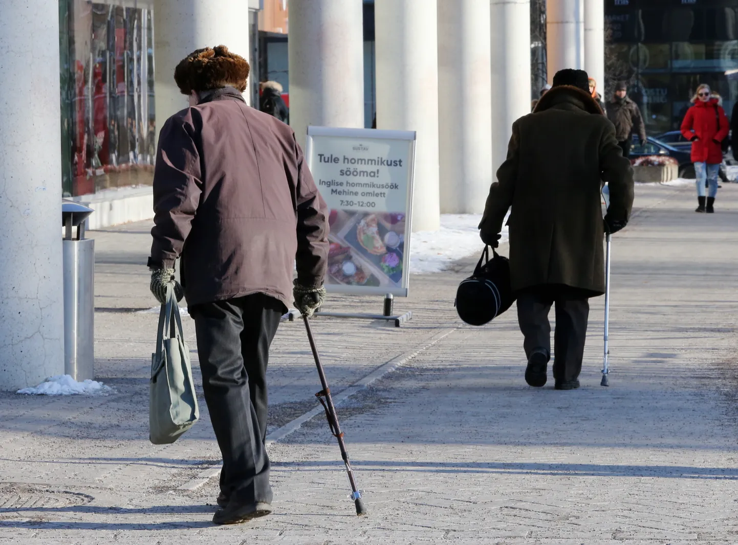 Vanad inimesed tänaval.