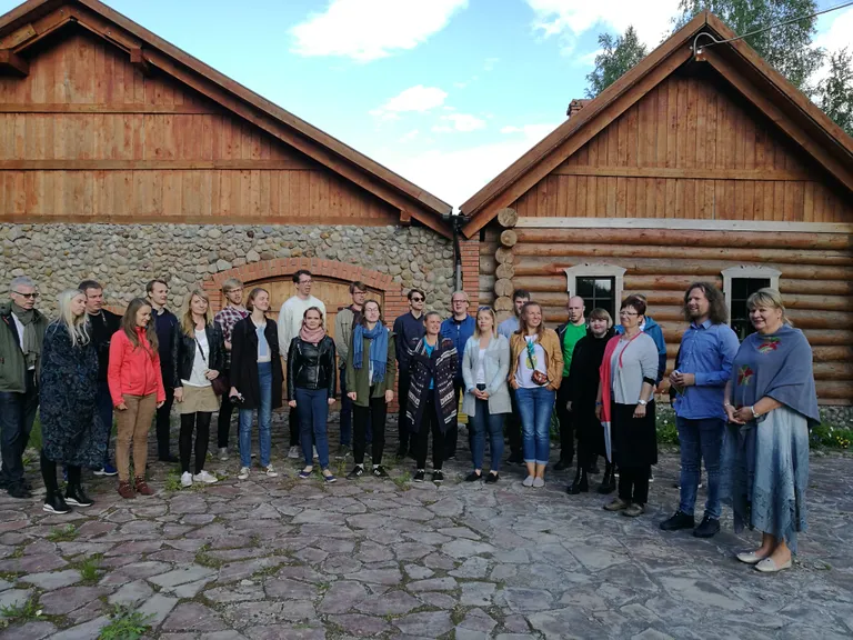 Kammerkoor Collegium Musicale Luuditsa külas vadja külamuuseumi ees 2019