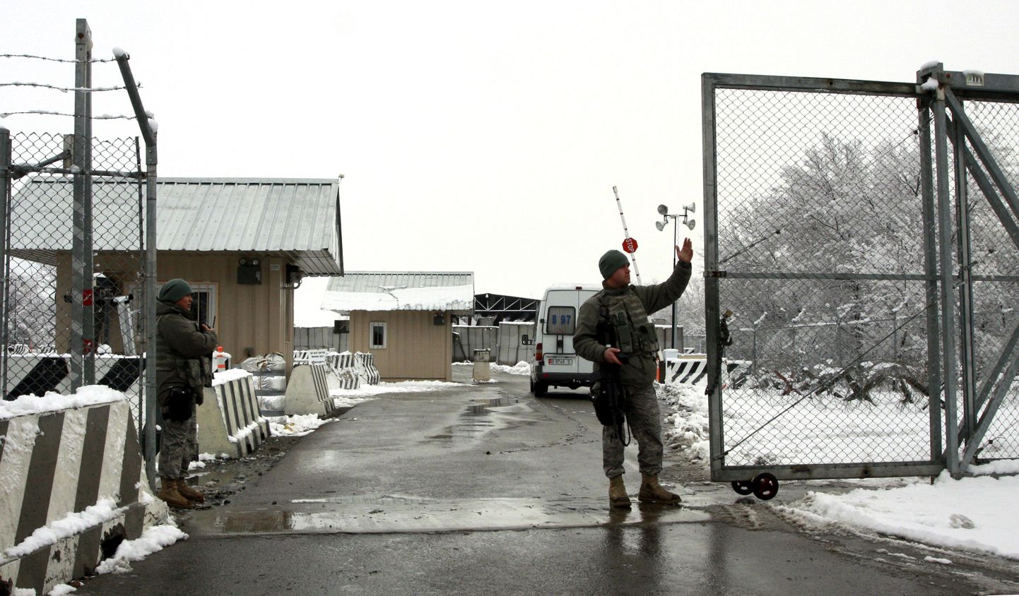 USA sõdurid Manasi lennuväebaasi väraval Kõrgõzstanis