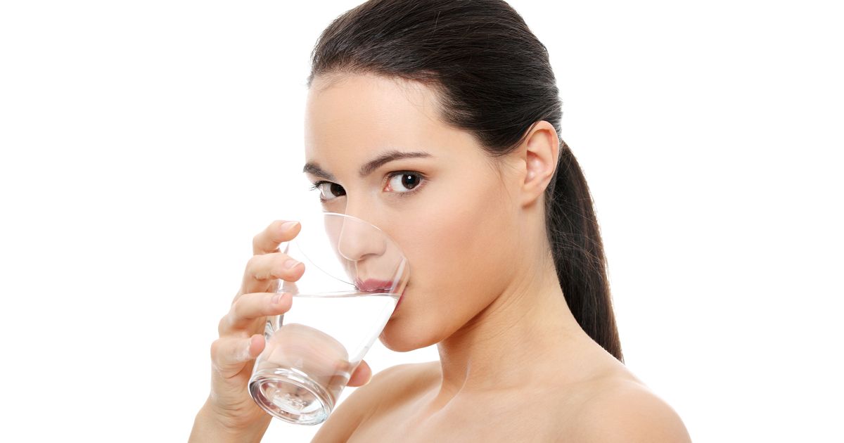 Можно пить воду стоя. Пить воду. Пить воду стоя. Женщина пьет воду из стакана. Пить.