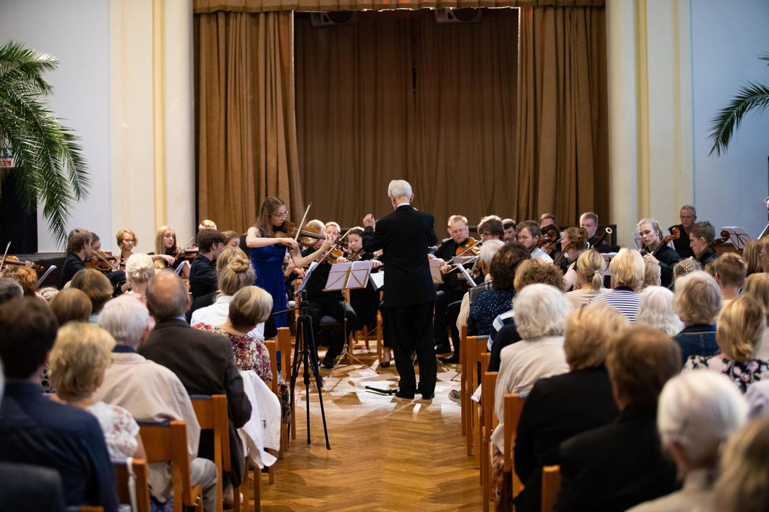 Virumaa Kammerorkester annab koos kammerkoor Solarega kontserdi Rakvere gümnaasiumis.