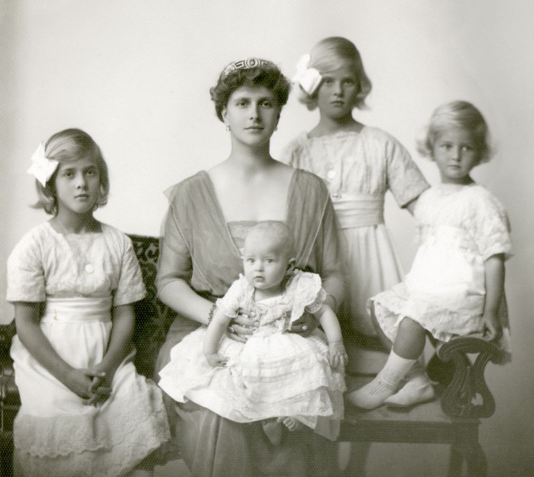 Printsess Alice oma nelja vanema lapsega (vasakult): printsess Margarita (1905-1981), beebi on printsess Sophie (1914-2001), taga seisab printsess Theodora (1906-1969) ja printsess Cecilie (1911-1937). 1921. aastal sündis prints Philip