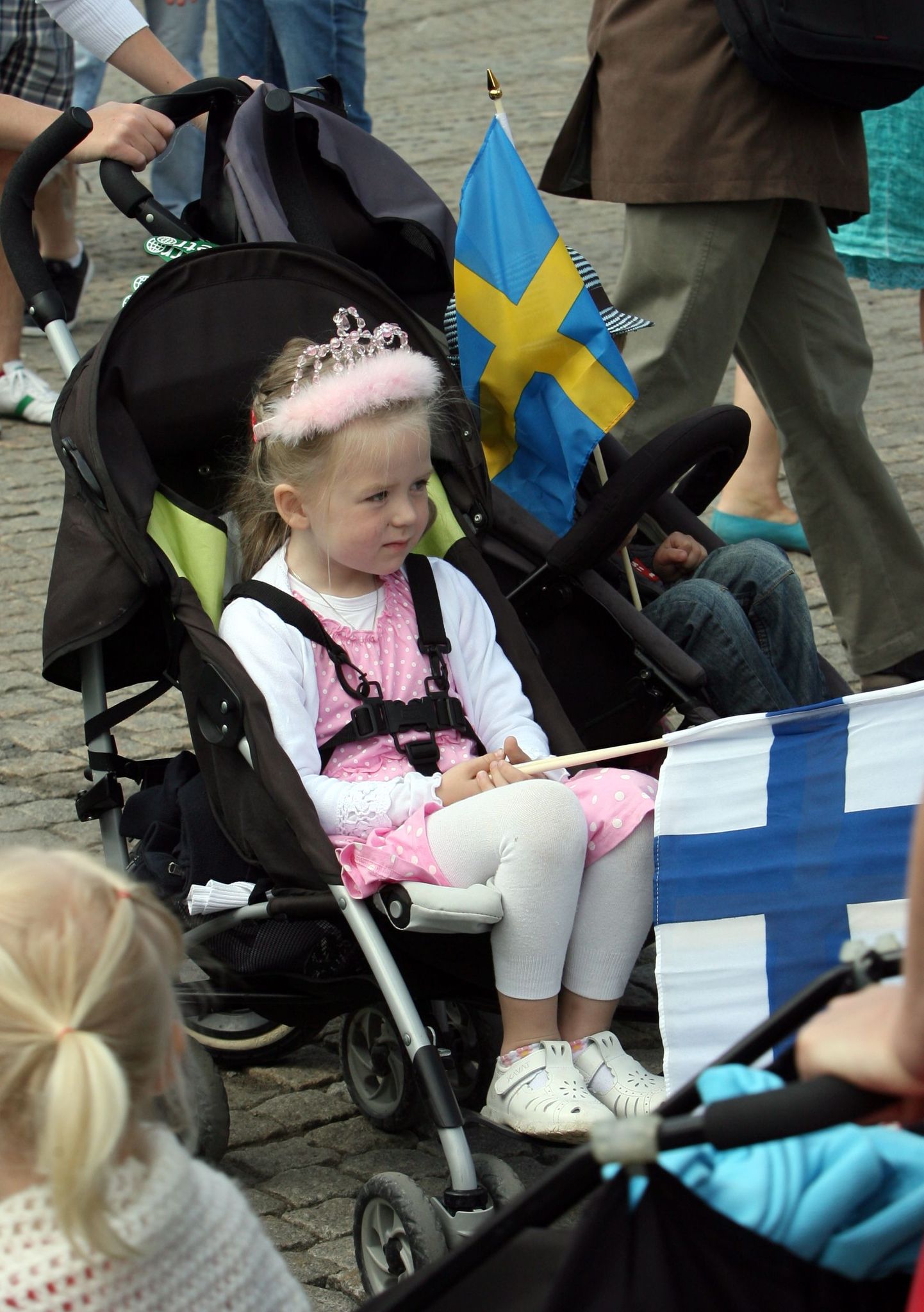 Riigid, kuhu Eesti veab enim oma kaupa, on Rootsi ja Soome. Pildil pisike soomlane ja rootslane Stockholmis.