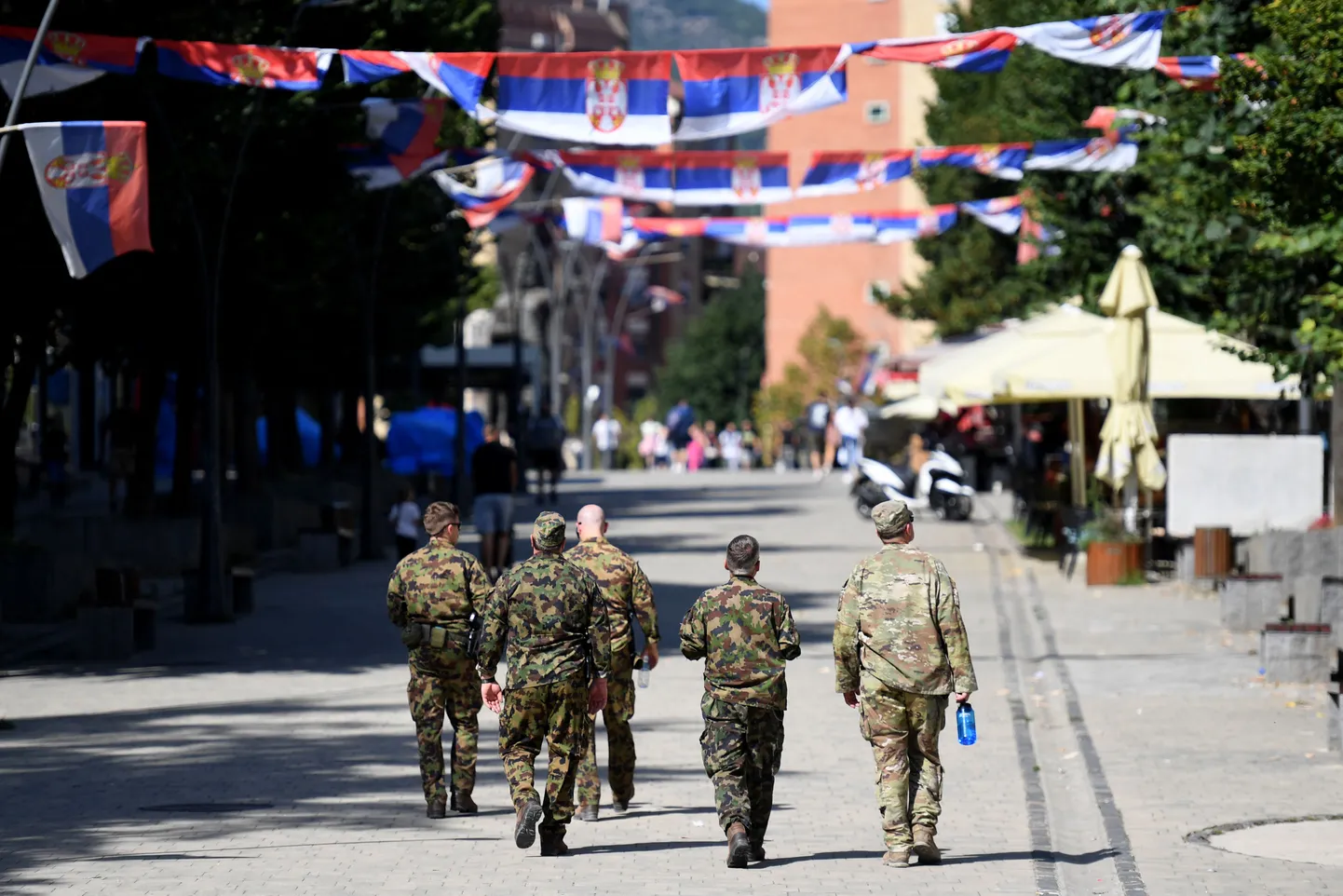 NATO rahuvalvajad Kosovo põhjaosas Mitrovicë linnas.