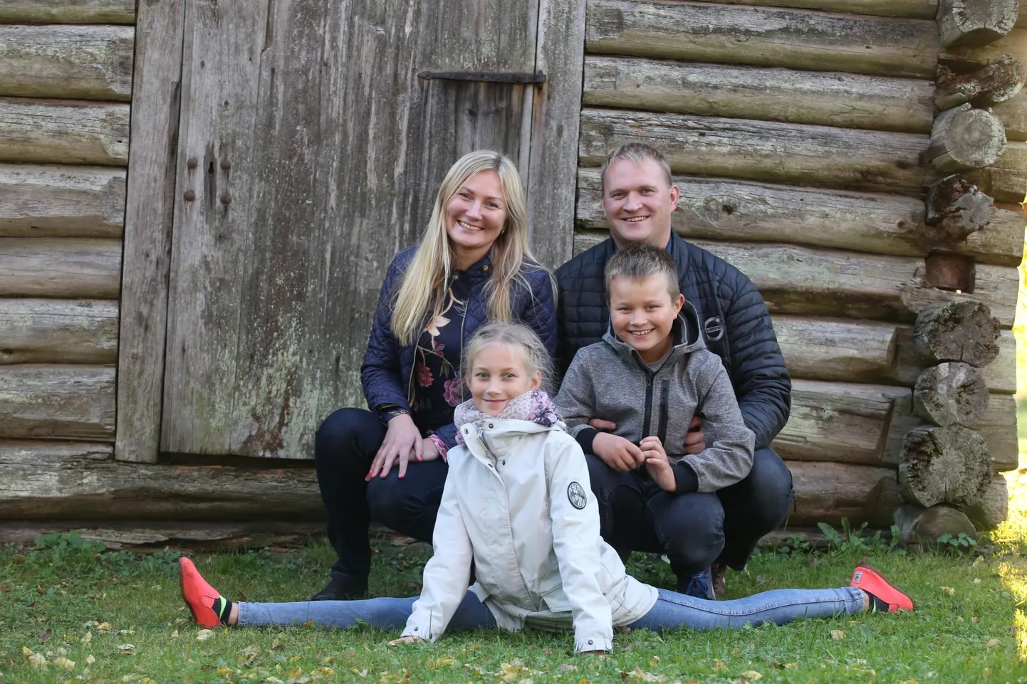Peretütar Aliise laskus sujuvalt spagaati, vend Raiko, ema Ly ja isa Kaimo Kivikas muhelevad tema vimka üle.