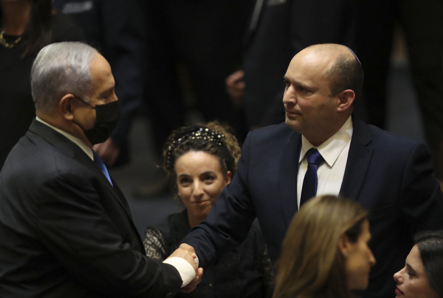 Iisraeli uus peaminister Naftali Bennett kätles senise peaminister Benjamin Netanyahuga