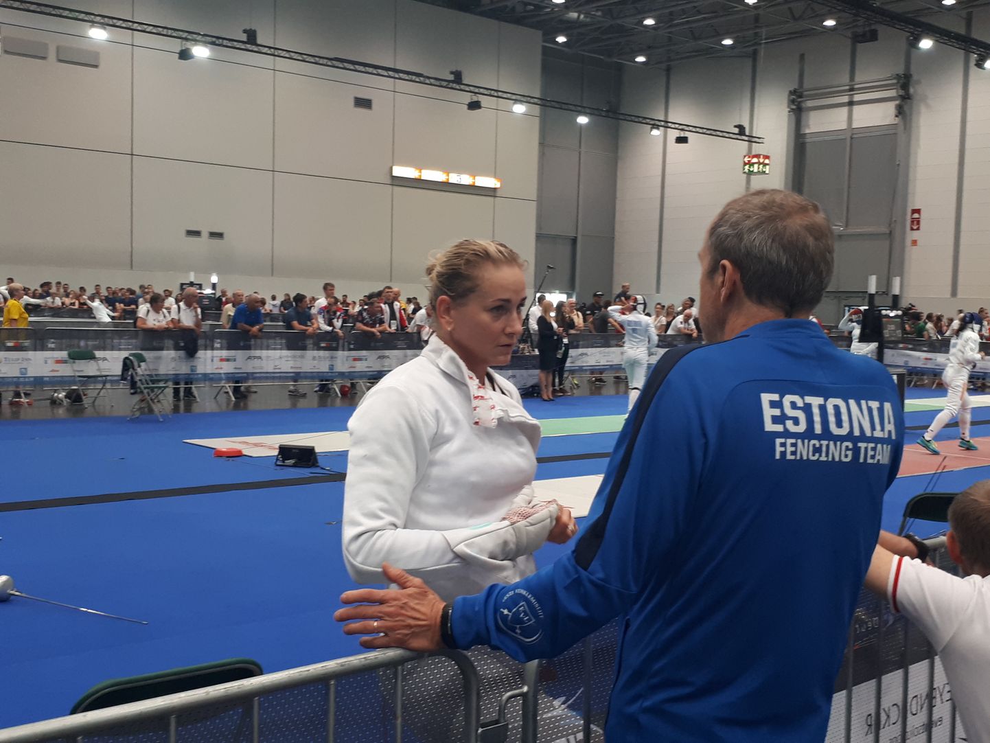 Kristina Kuusk vestleb Düsseldorfi EMi matši järel treener Peeter Nelisega.
