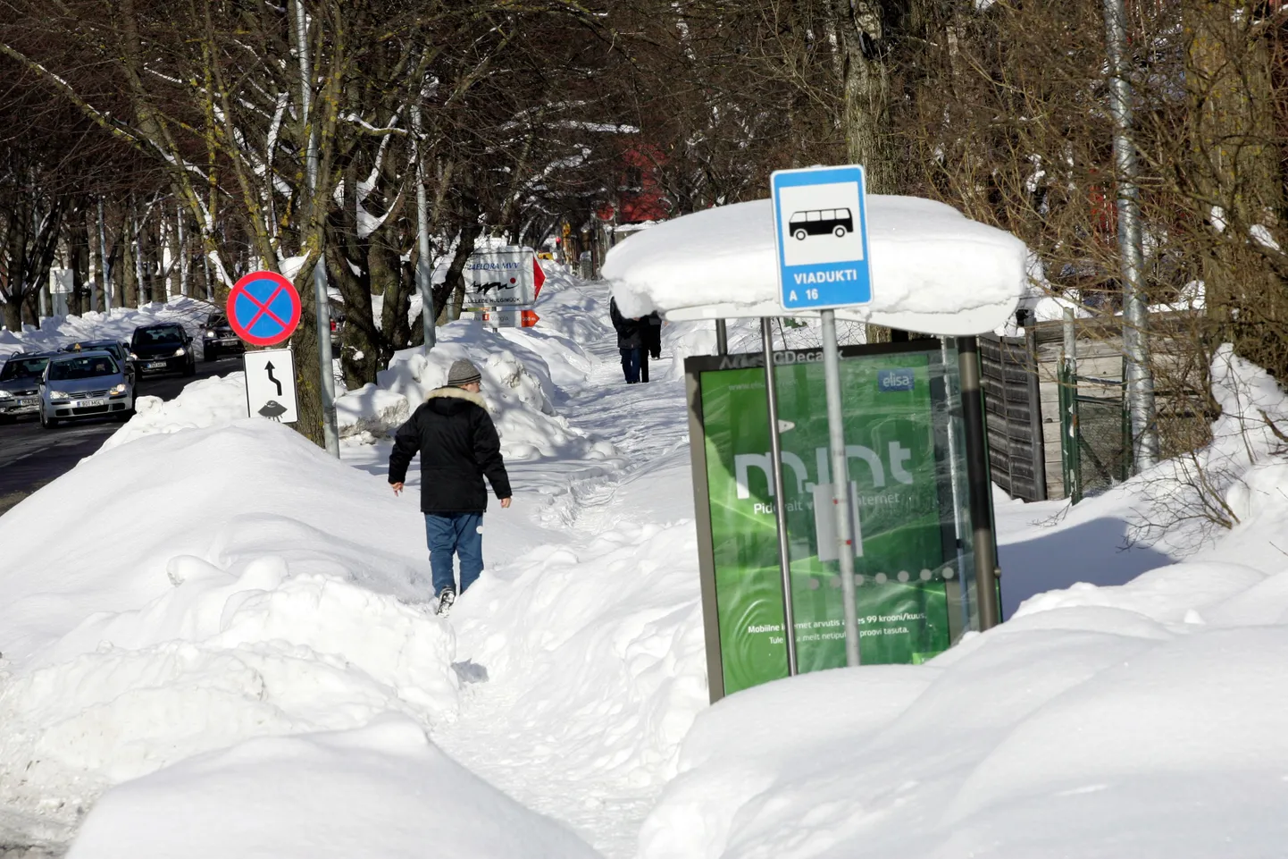 Veerenni tänaval olevasse Viadukti bussipeatusse peavad jalakäijad minema mööda hangede vahele tallatud kitsast rada, sest naaberkinnistute esistelt kõnniteedelt pole sel talvel lund roogitud.