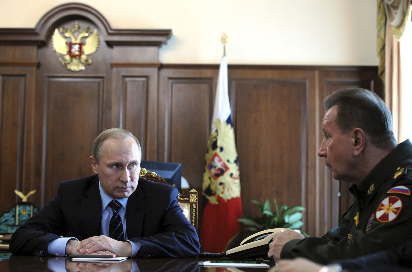 Asjatundjate väitel on võimalik, et ühtne infosõja keskus luuakse Venemaa presidendi Vladimir Putini (vasakul) otsealluvusse, samas kõneldakse võimalusest, et keskus hakkab tegutsema rahvuskaardiväe all, mida juhib Putini endine ihukaitseülem kindral Viktor Zolotov (paremal).