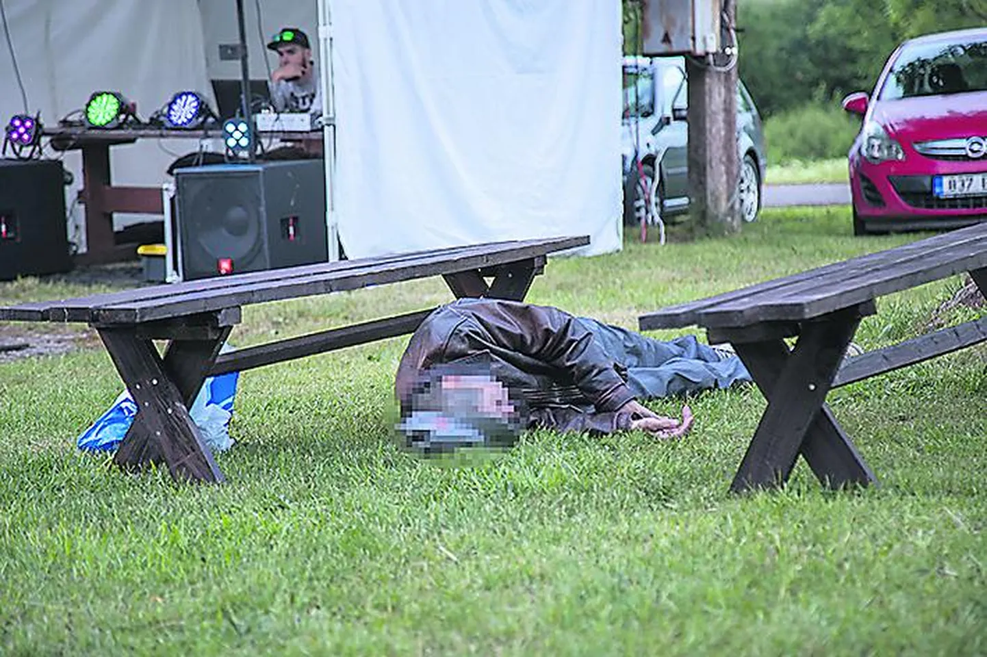 Nagu tavaliselt, tuli politseinikel jaaniajal kõige enam tegeleda alkoholiga liiale läinud inimestega. Sellele Tuhalaane jaanipeol kaamera ette jäänud mehele Sakala teada politseid siiski ei kutsutud.