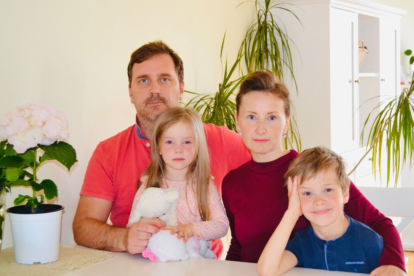 Реэда Суйк со своим мужем Райго и детьми Уку и Лили.