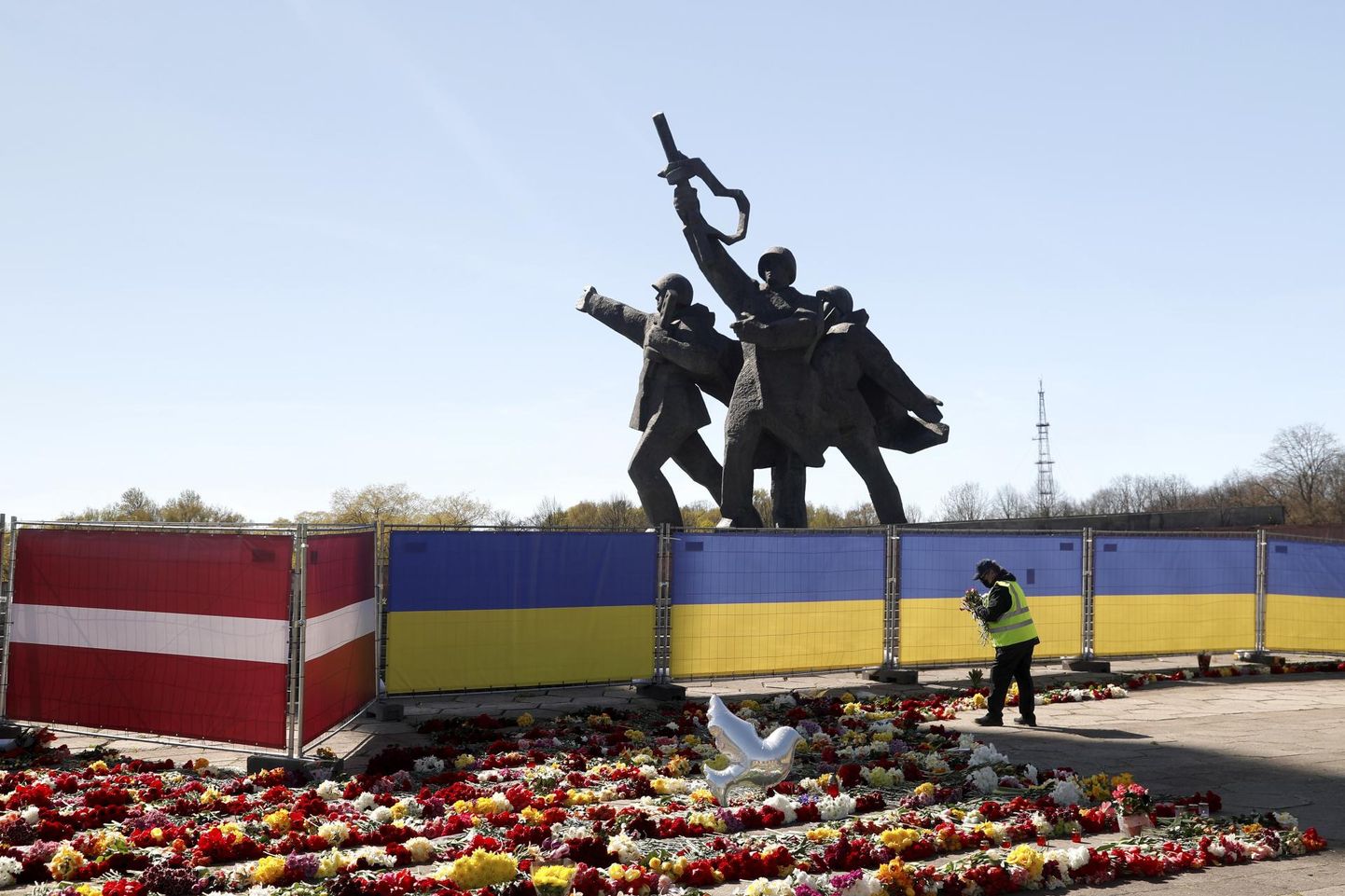 Läti ja Ukraina värvidega dekoreeritud Nõukogude monument Võidu pargis Riias 9. mail 2022