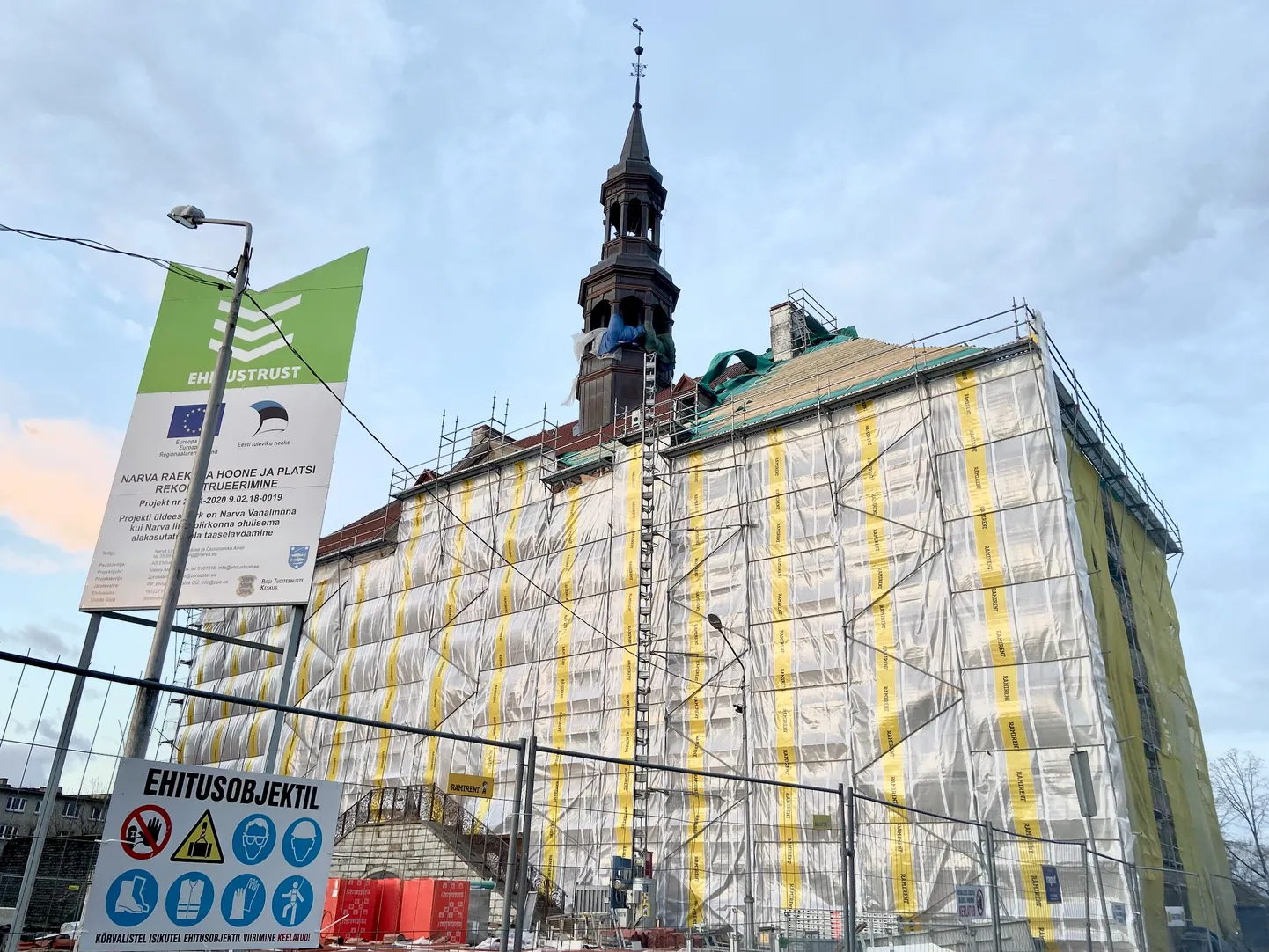 Narva raekoja hoone on praegu üks suuremaid rekonstrueeritavaid ehitusobjekte, mida politsei- ja maksuametnikud samuti kontrollimas käisid.