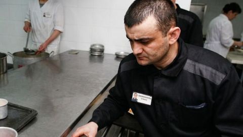 Драма из-за рассольника в тюрьме. Заключенный требует тысячи евро из-за невкусного супа