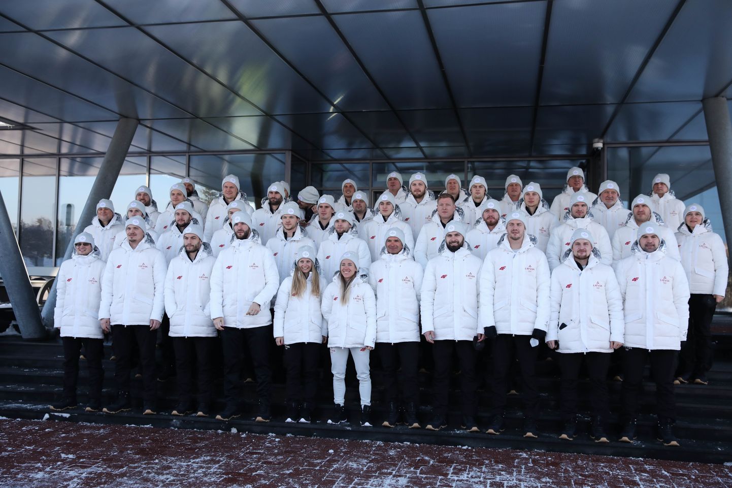 Latvijas olimpieši pie Rīgas lidostas VIP termināļa pirms došanās uz 2022.gada Olimpiskajām spēlēm Pekinā.