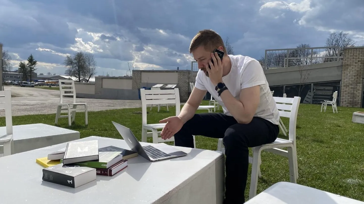 Paide teatri näitleja Johannes Richard Sepping pidamas «Poeetilist konsultatsiooni».