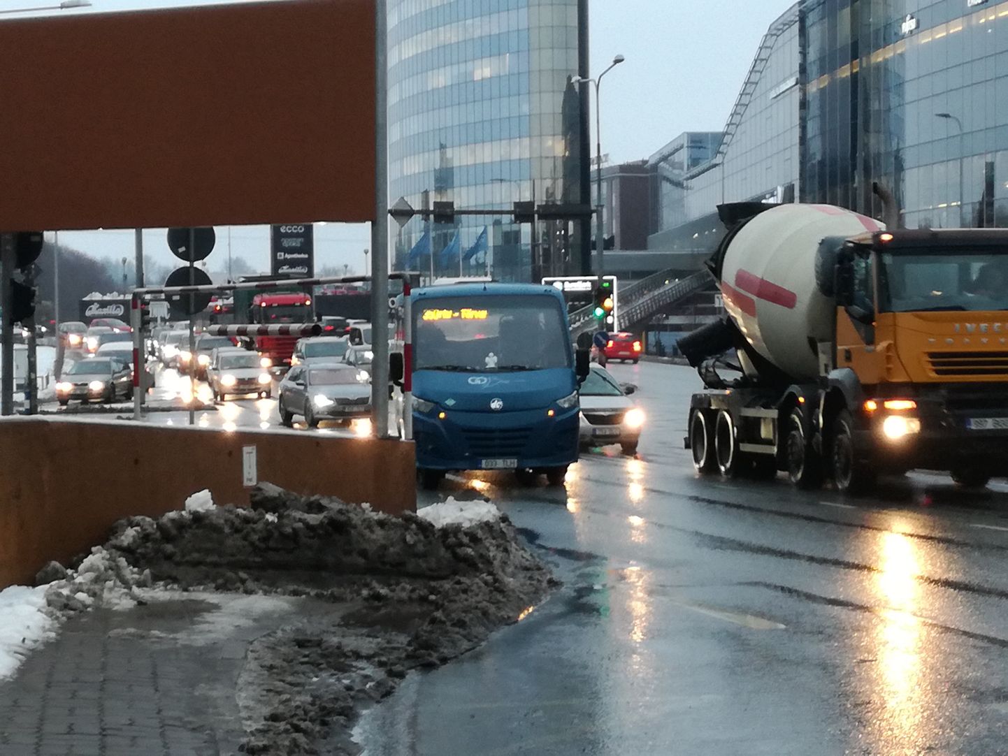 Riia tänava alguses rikke tõttu esimesele sõidureale seisma jäänud Tartu-Tõrvandi liinibuss tekitas liikluses korraliku segaduse.