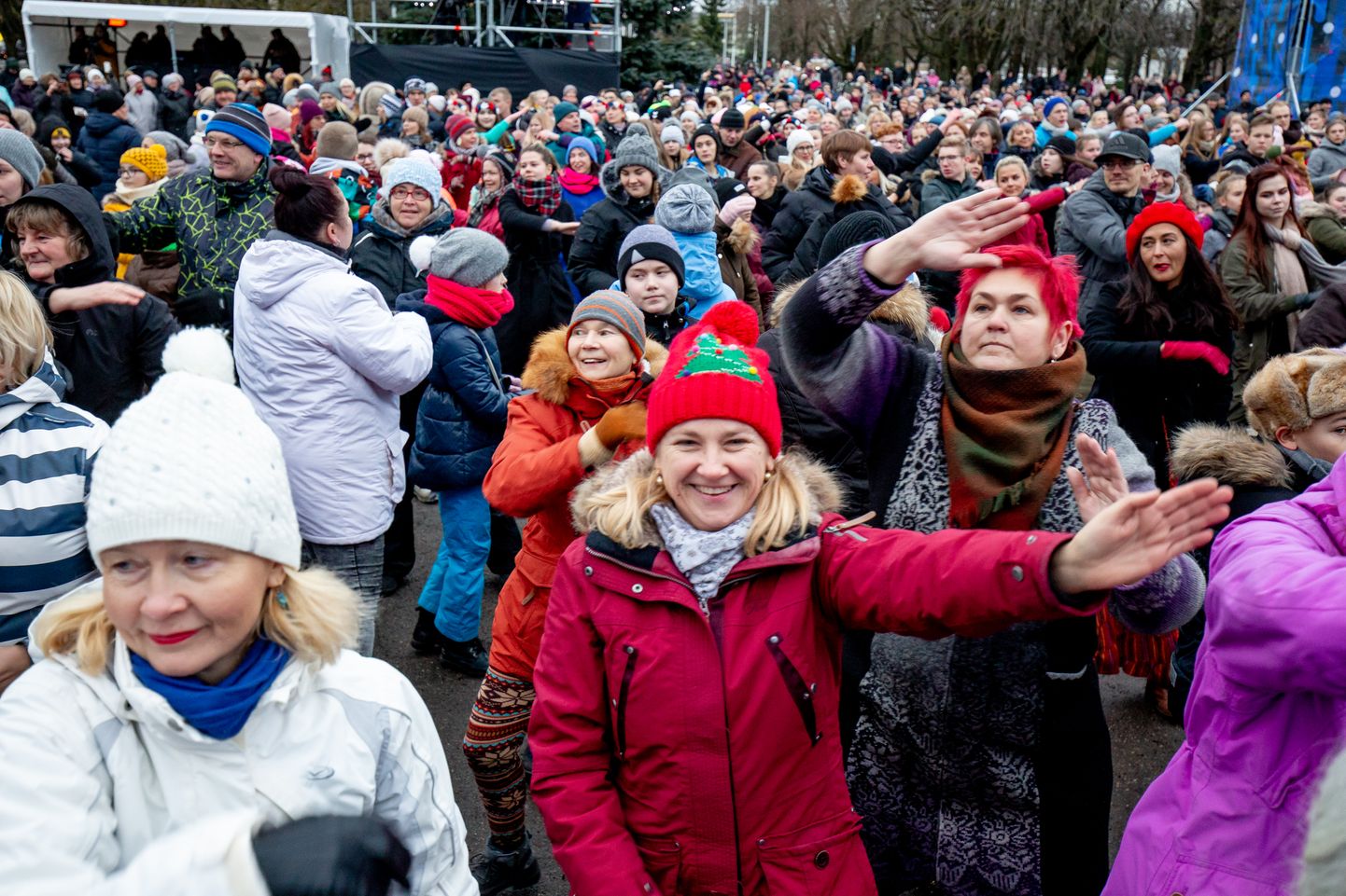EV100 juubeliaasta lõpupeo ühistantsimine Pärnus Endla teatri ees.