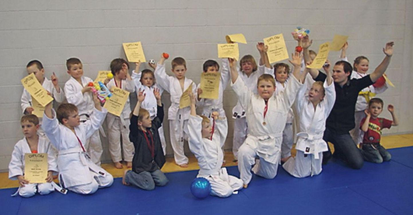Pärnu Samurai klubi noorimad juudopoisid ja -tüdrukud võitsid lasteaialaste turniiril 17 medalit.