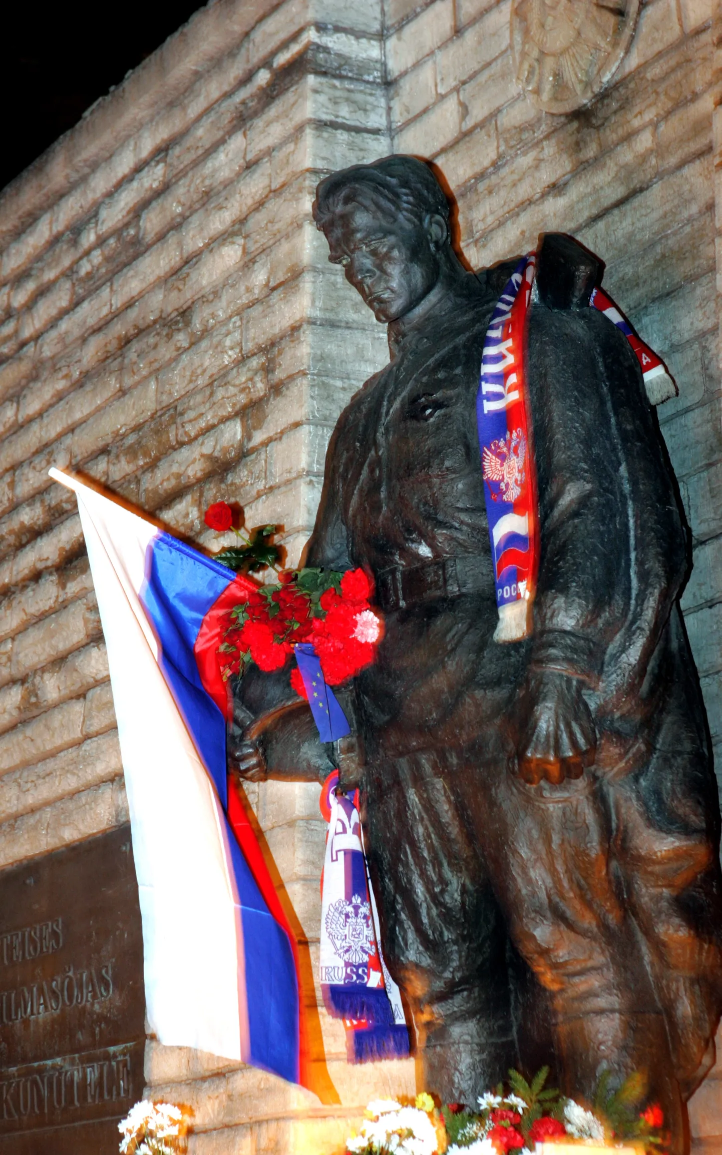 Pronkssõdur Venemaa lipuga.