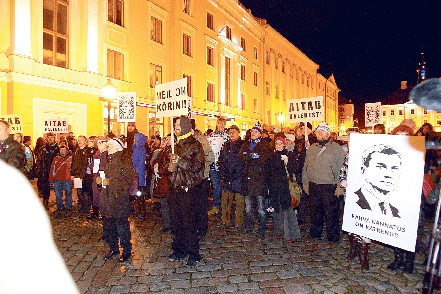 Eile õhtul kogunesid sajad inimesed Raekoja platsile Reformierakonna kontori ette meelt avaldama kodanikkonda eirava riigivalitsemise vastu.