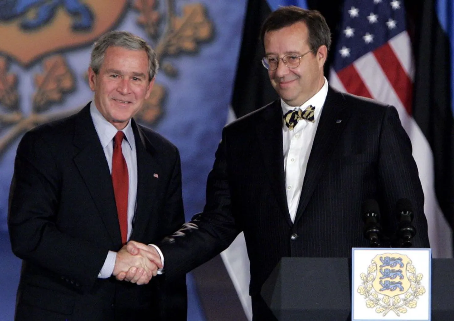 Президент США Джордж Буша (слева) и президент Эстонии Тоомас Хендрик Ильвес обменялись рукопожатиями.