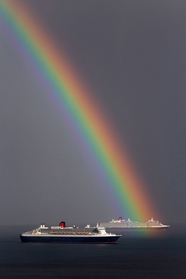Laevafirma Cunard kahe laeva Queen Mary 2 (vasakul) ja Queen Victoria vahele tekkis 15. mail Suurbritannia Devoni ranniku lähedal vikerkaar