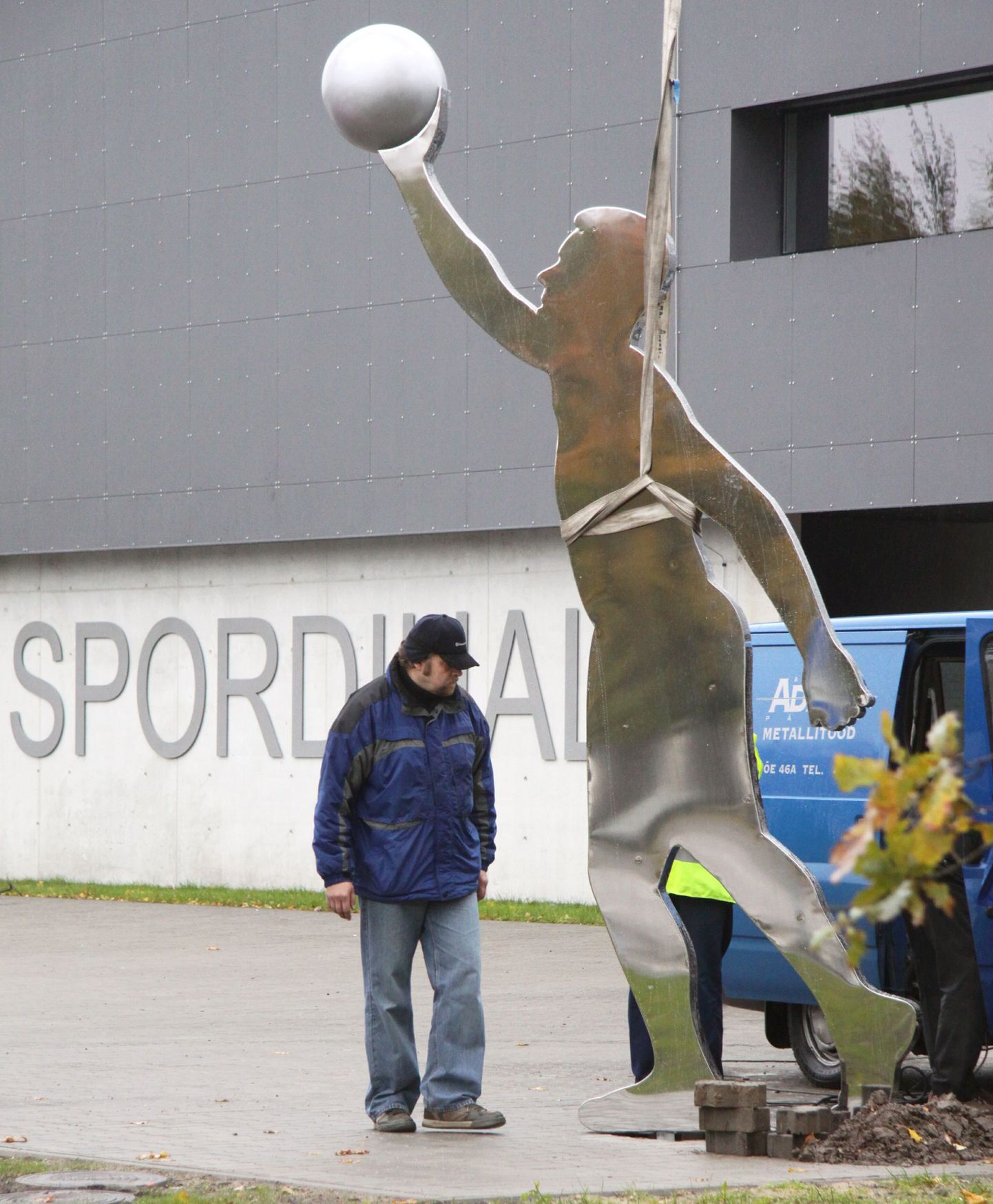 Pärnu spordihalli ette paigaldati täna skulptor Rait Pärja valmistatud palluri kuju.