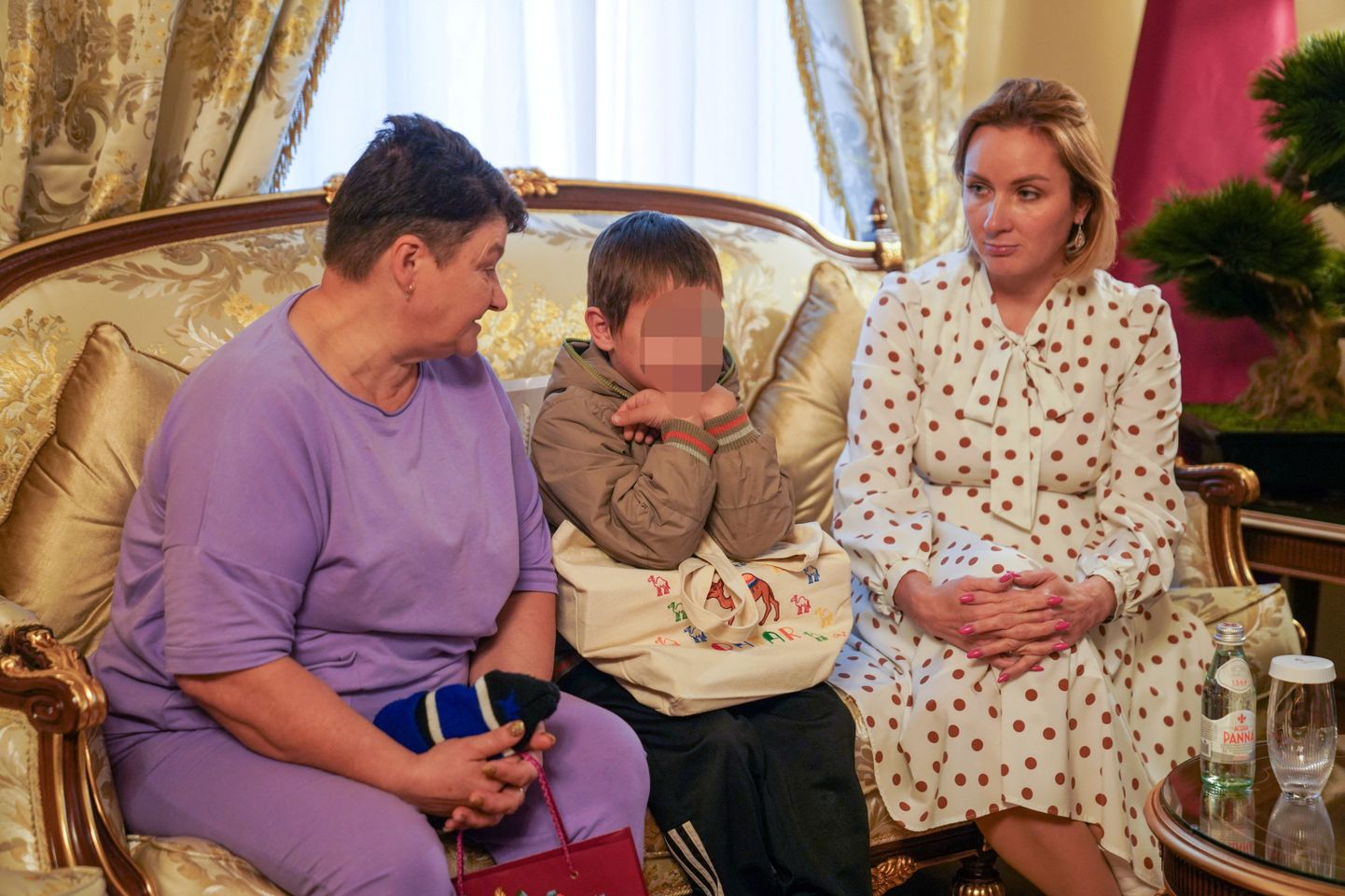 7-летний украинский мальчик был репатриирован из РФ в Украину благодаря усилиям Катара. Справа - Мария Львова-Белова (фото из архива: 13 октября 2023 года).