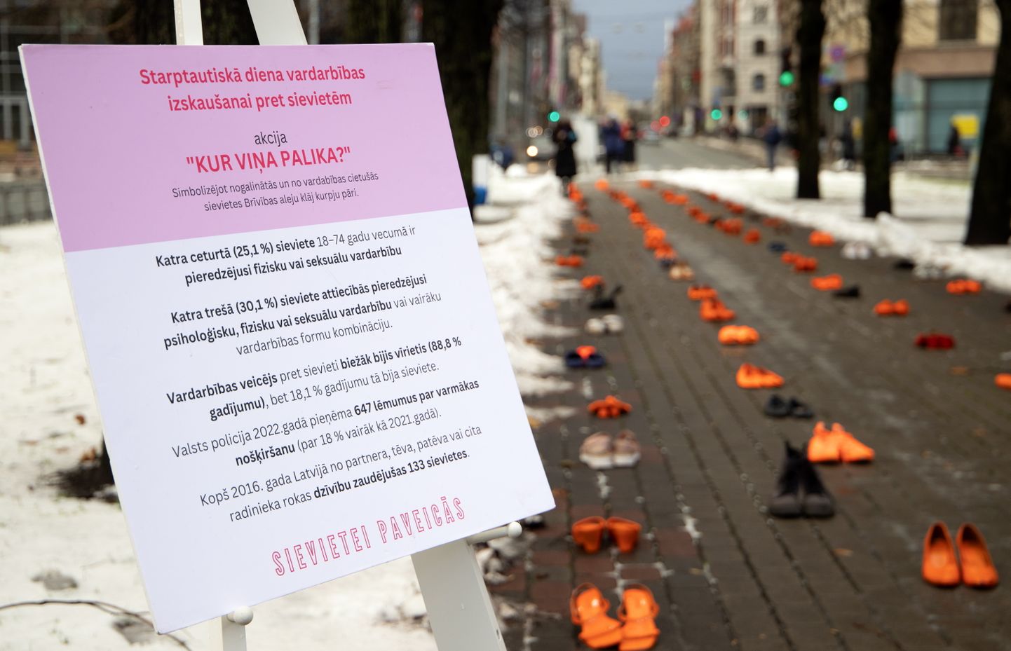Brīvības bulvāra liepu alejā notiek akcija "Kur viņa palika?", lai atzīmētu Starptautisko dienu vardarbības izskaušanai pret sievietēm, ar sieviešu kurpju pāriem simbolizējot nogalinātās un no vardarbības cietušās sievietes.