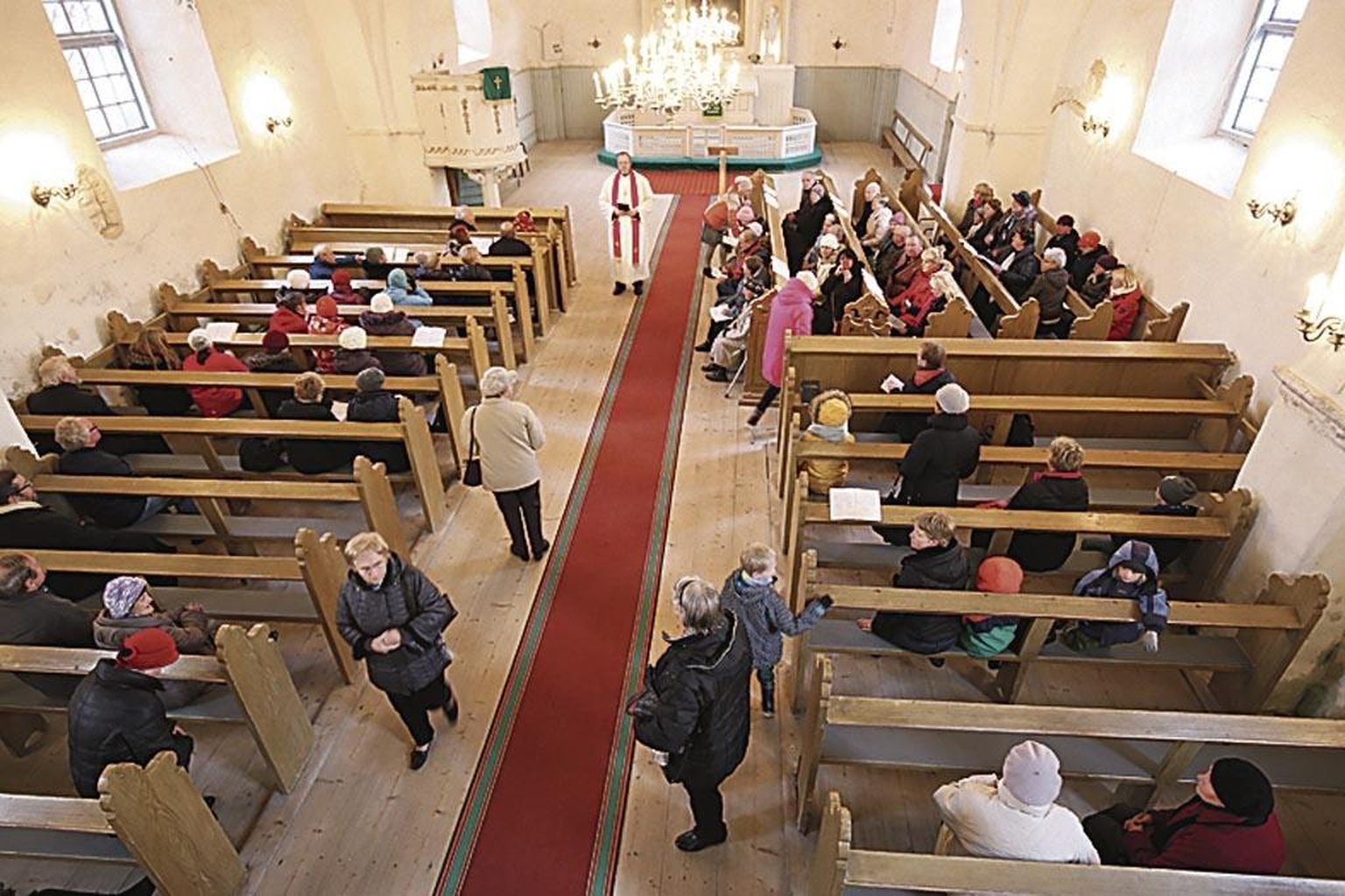 Lääne-Eesti vanimasse, 13. sajandil valminud Mihkli kirikusse kogunes tähtsal päeval kontserti kuulama kenake hulk publikut.
