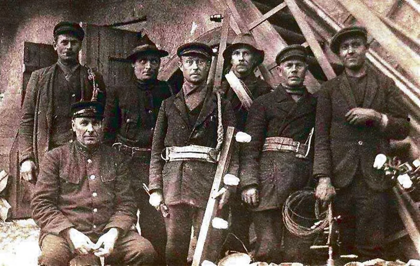 Need telefonimehed ühendasid 1920. aastal kõnetraadiga Pärnu ja Sindi, 1936. aastal oli abonente Pärnumaal koos Pärnuga 1750.