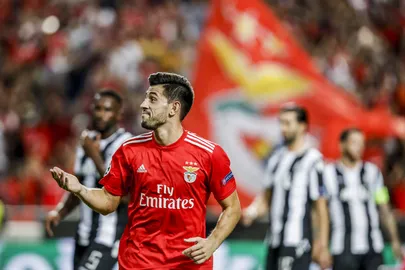 Lissaboni Benfica poolkaitsja Pizzi.