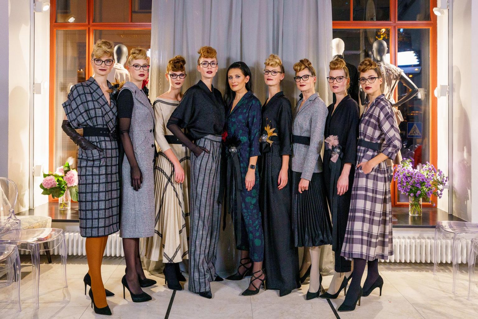 Tiina Talumees koos modellidega, kõigil seljas värske kollektsiooni "Hetk" rõivad.