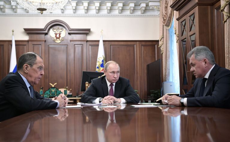 Vene president Vladimir Putin kohtumisel välisminister Sergei Lavrovi ja kaitseminister Sergei Šoiguga.