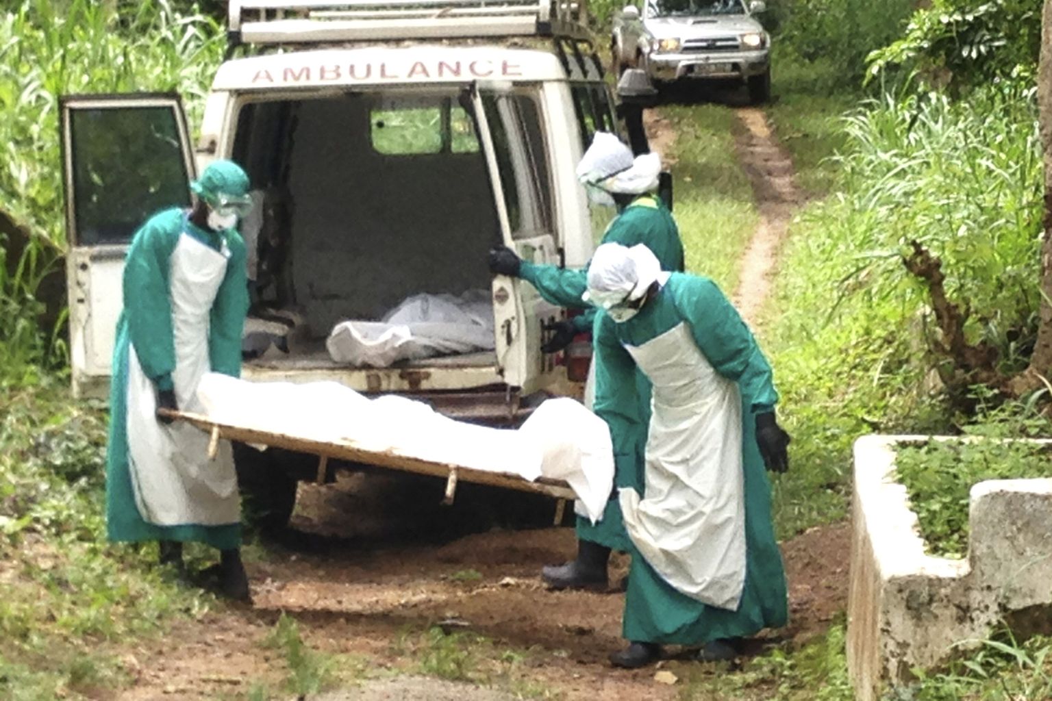 Tervishoiutöötajad kannavad 25. juunil Kenemas, Sierra Leones Ebola viiruse ohvri surnukeha.