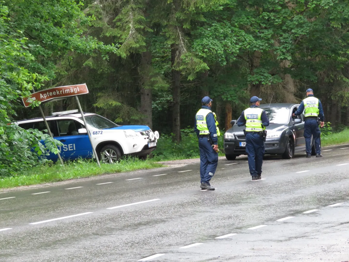 Politsei Otepääl Pühajärve teel autojuhtide kainust kontrollimas. Foto on illustratiivne.