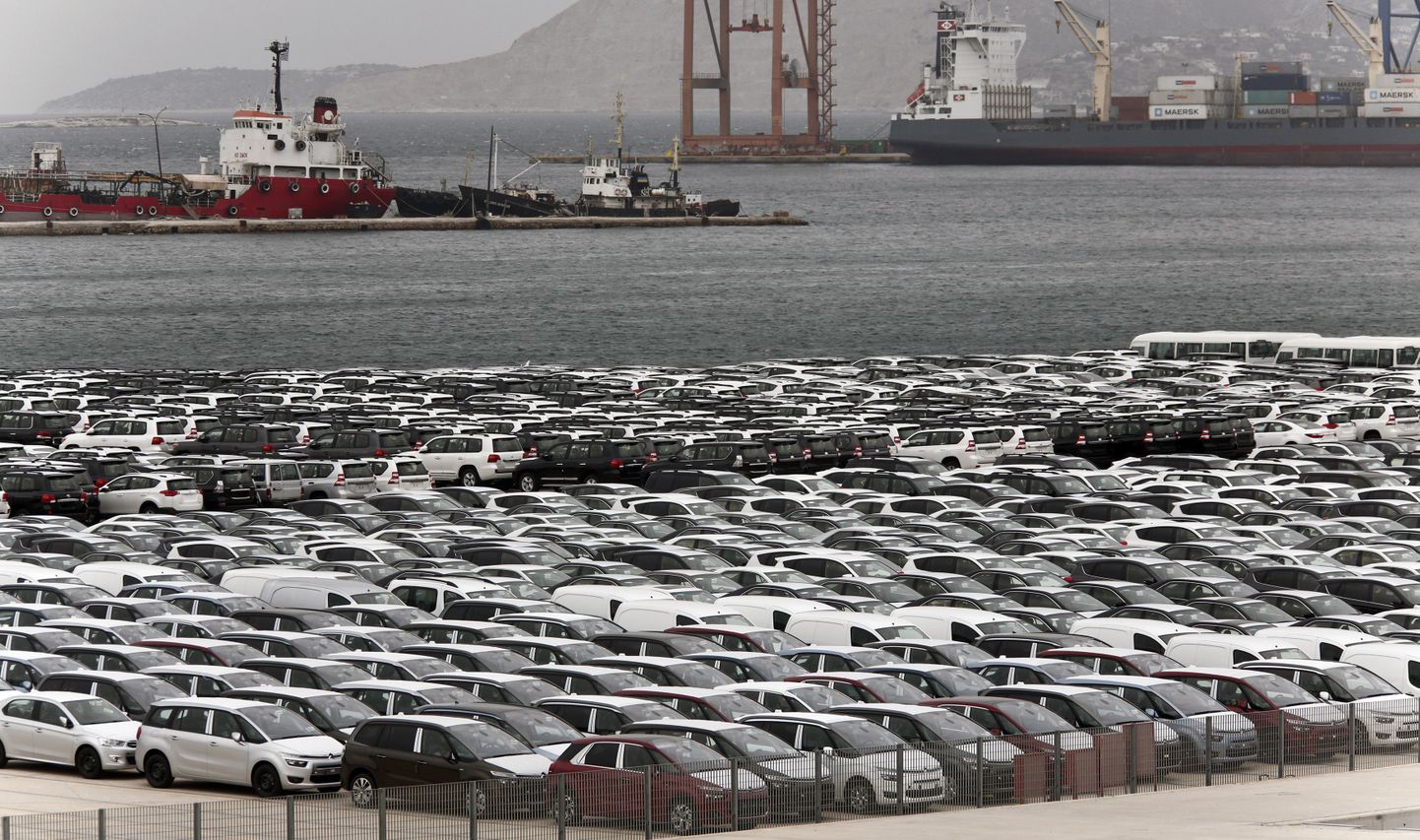 Uued sõiduautod ootamas transporti Piraeuse sadamas Ateenas.