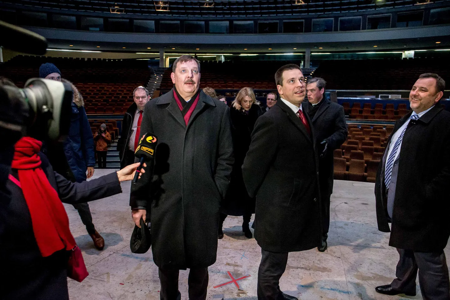 Tallinna linnapea Taavi Aas, peaminister Jüri Ratas ja Rahandusminister Sven Sester vaatasid eile koos linnahallis ringi.