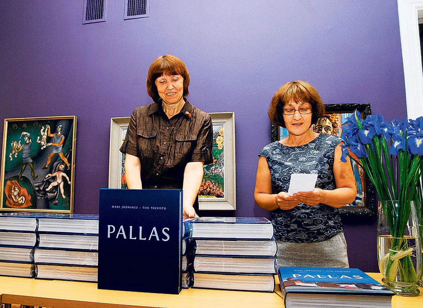 Tiiu Talvistu (vasakul) ja Mare Joonsalu esitlesid raama­­tut «Pallas» Pallase kunstnike näitusel, mida saab vaa­­data Tartu kunstimuuseumis 10. veebruarini 2011.