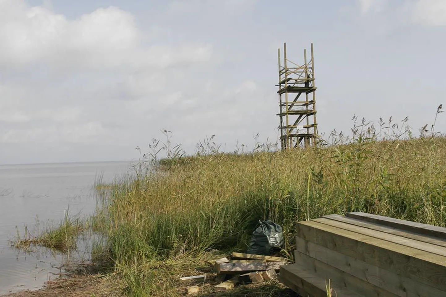Võrtsjärve roostikus käib hoogne ehitustöö ning kevadeks peaks vaade järvele veelgi avarduma.