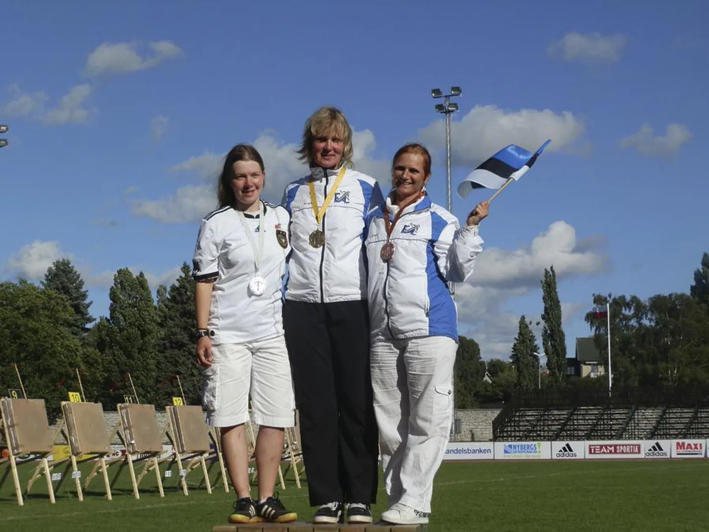 Maailmameistrivõistlustel naiste kergeammu duell-laskmise esikolmikusse mahtus kaks Viljandimaa esindajat: Merike Kahk tuli võitjaks ning Rita Raud sai kolmanda koha.
