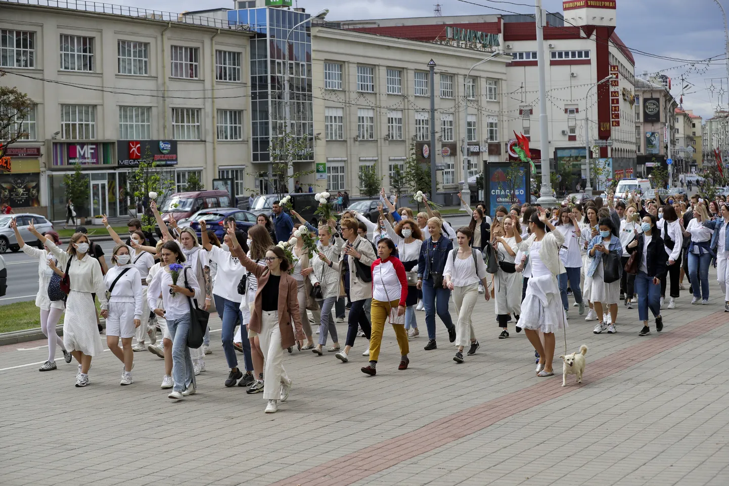 Sievietes Baltkrievijā iziet ielās, protestējot pret vardarbību