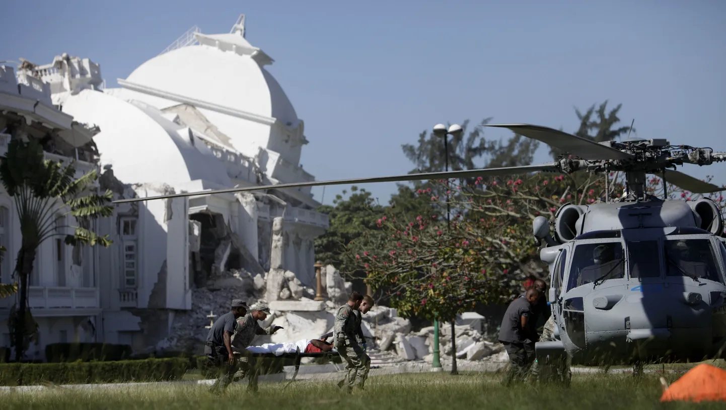 USA sõjaväelased 21. jaanuaril Port-au-Prince'is vigastatud haitilast helikopterisse viimas.