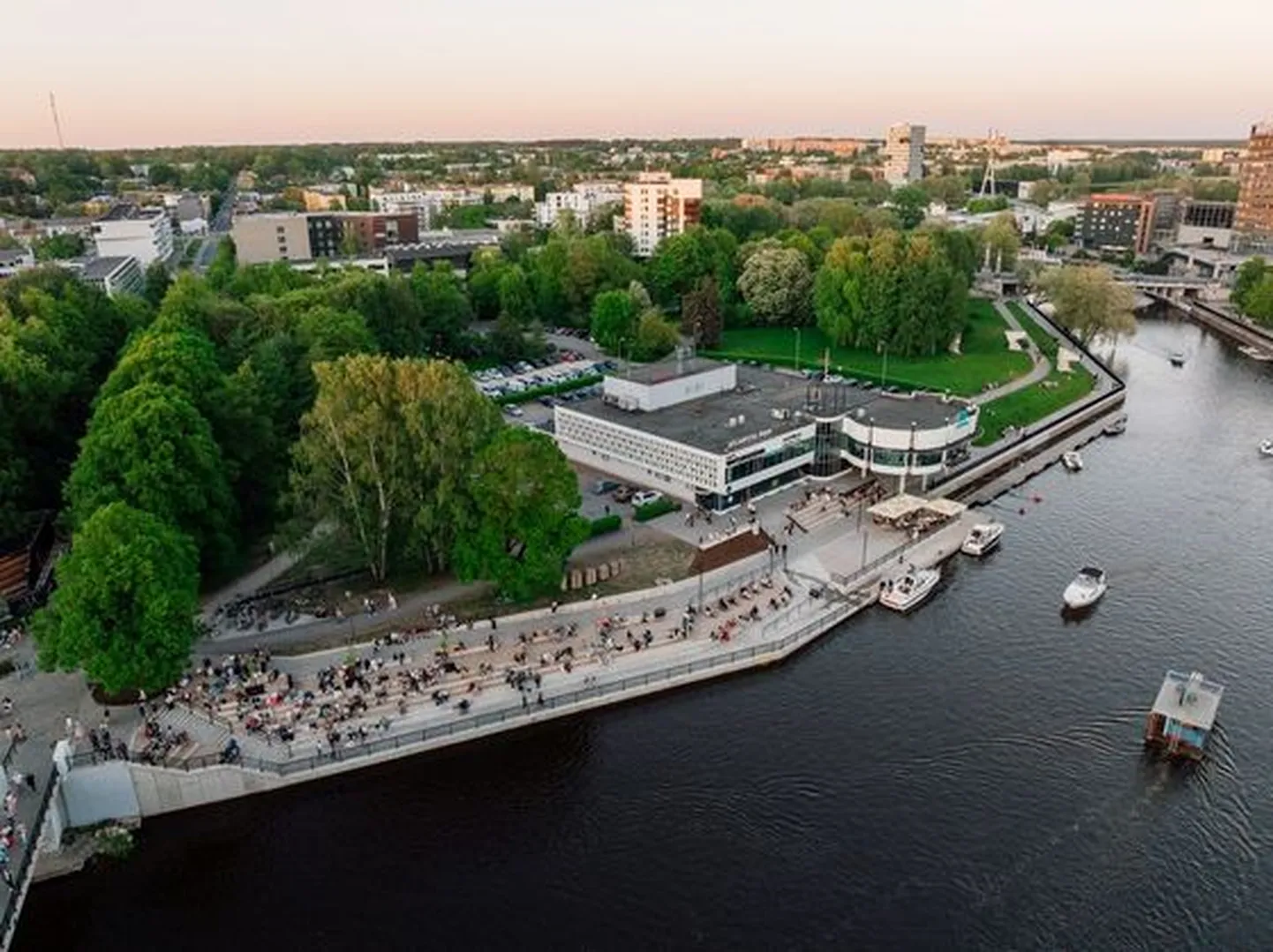 Tartu linnavalitsus kuulutas välja Emajõe ääres asuva Holmi kvartali planeeringuvõistluse, kuid seni pole sellele laekunud ühtegi tööd.