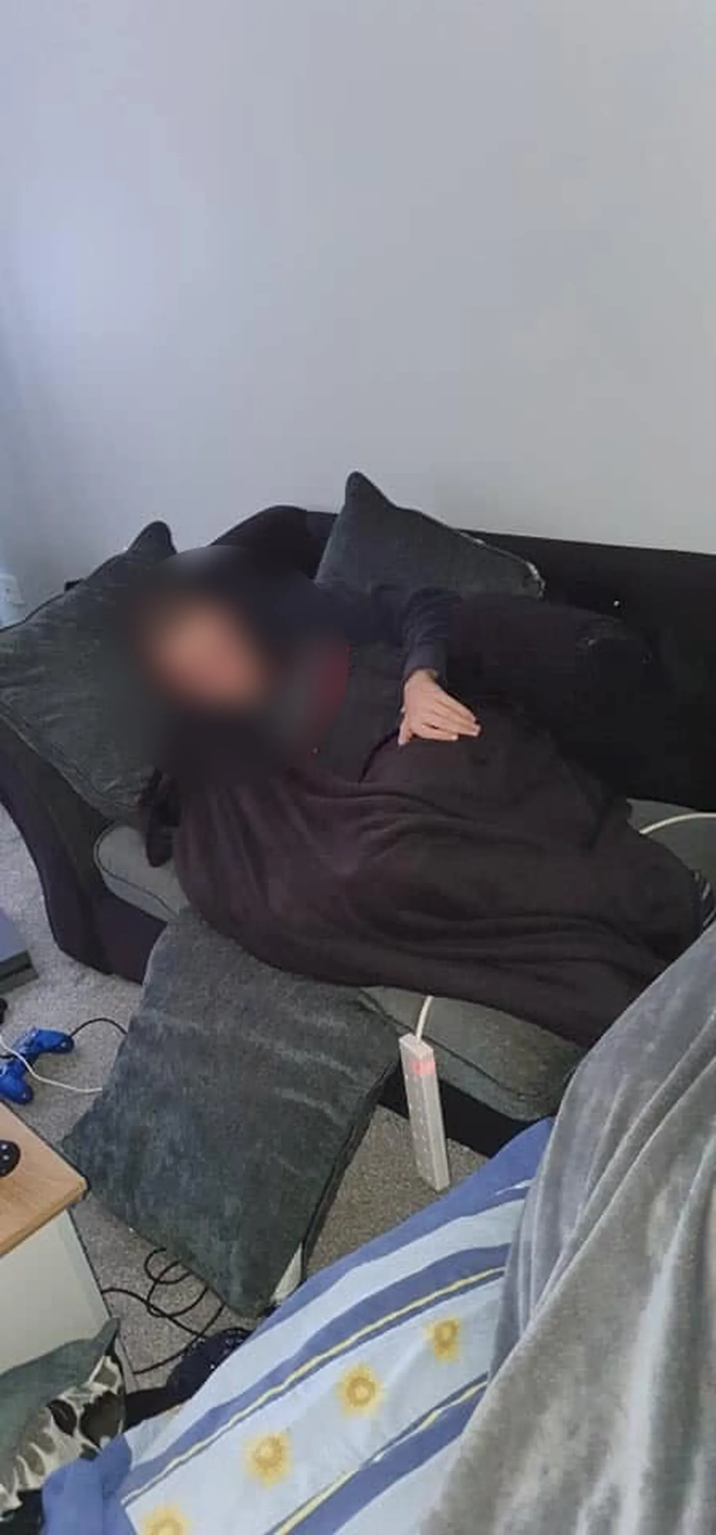 Pereema avastas diivanilt võõra mehe.