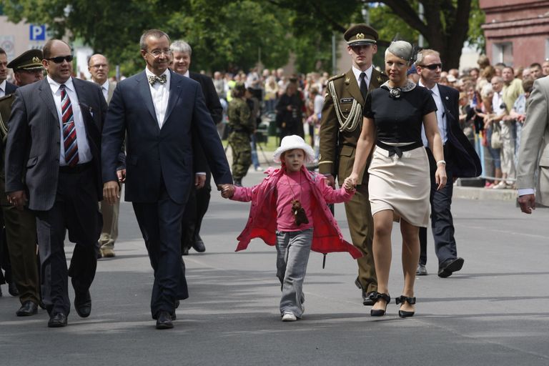 Toomas Hendrik Ilves koos tütre Kadri Keiu Ilvese ja toonase abikaasa Evelin Ilvesega 23. juunil 2009 Jõgeval, kus toimus Võidupüha paraad.
