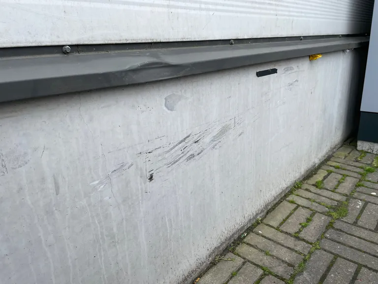 Pärnus Ülejõe Selveri juures sõitis 82aastane mees vastu kaupluse seina.