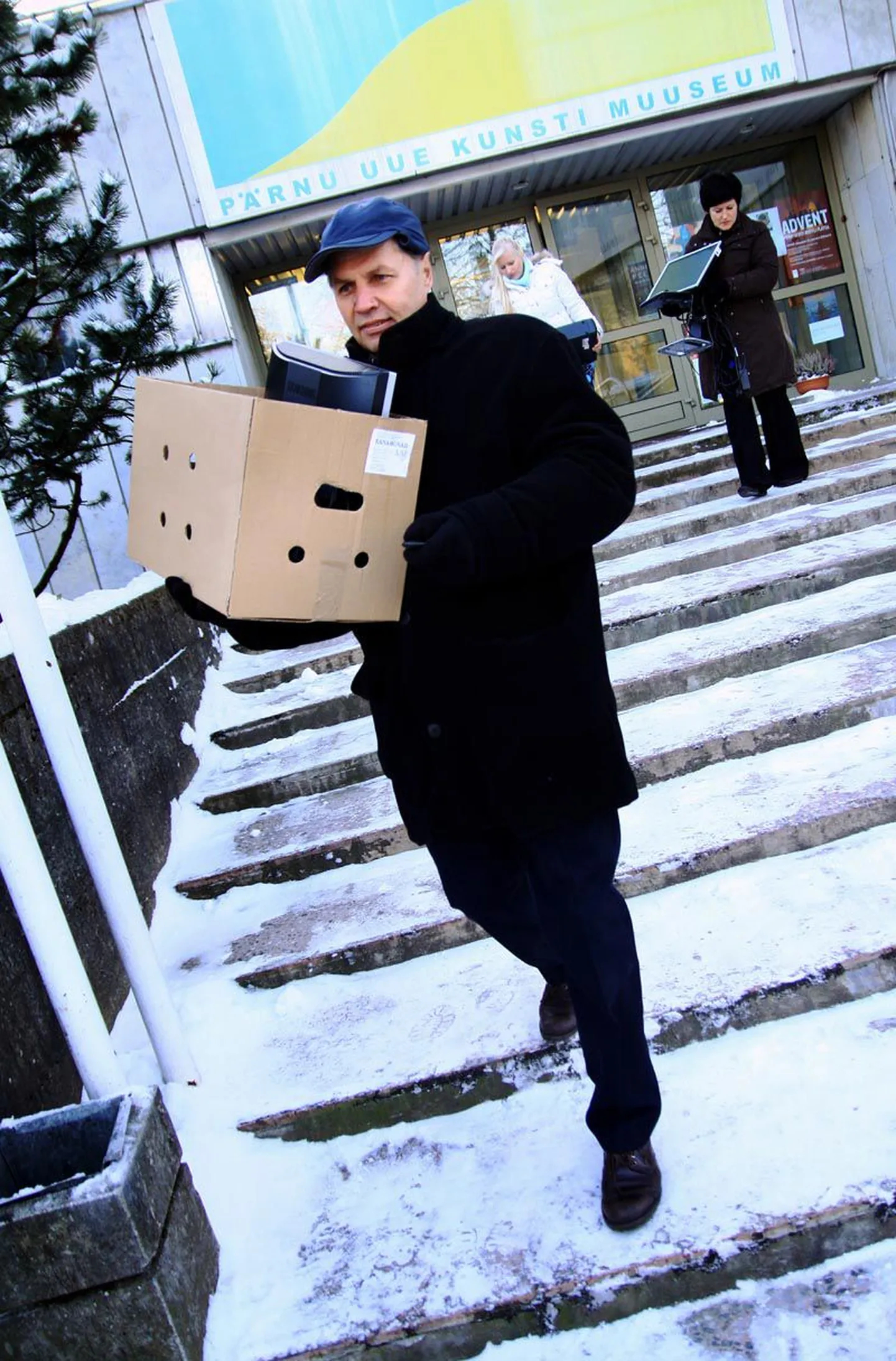 Eile pidid ka tööinspektsiooni Lääne inspektsiooni töötajad alustama kiirkorras oma kraami väljakolimist Pärnu uue kunsti muuseumi hoonest uutesse ruumidesse Uuel tänaval. Esiplaanil tööinspektor Märt Nael.