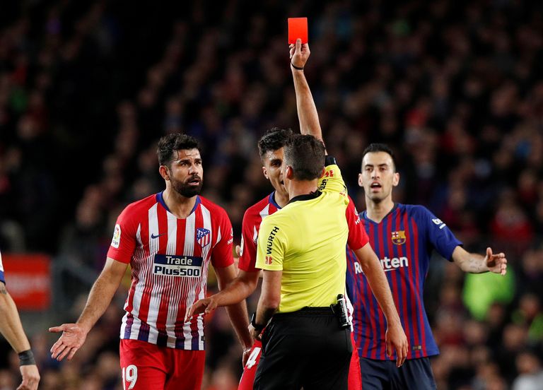 Mängu peakohtunik Jesus Gil Manzano näitab Madridi Atletico ründajale Diego Costale (vasakul) punast kaarti.